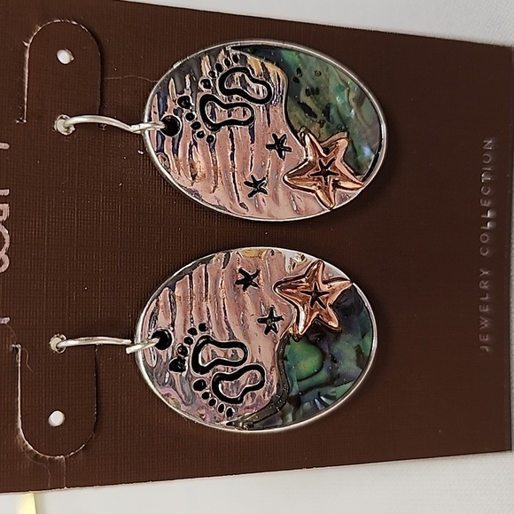 Footprints in the Sand Silver and Ablony Dangle Oval Earrings - Picture 4 of 6